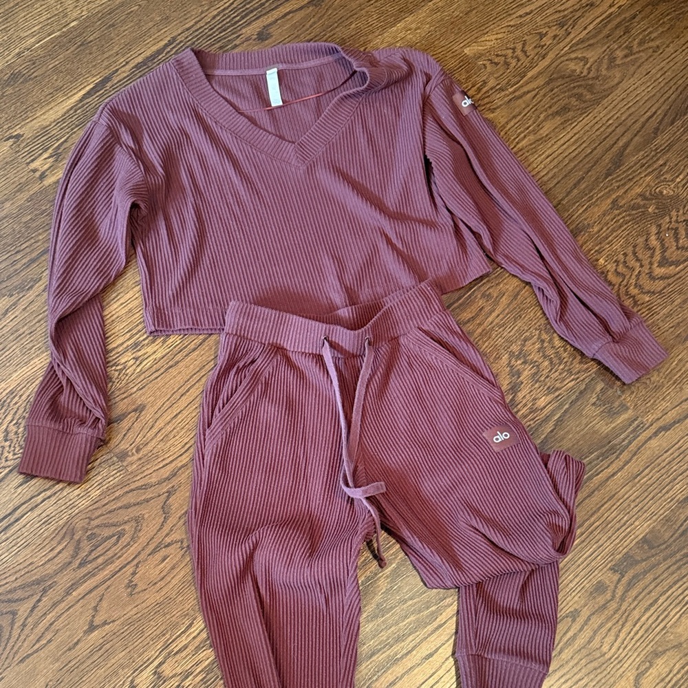 Alo Ribbed Burgundy/plum jogger Set